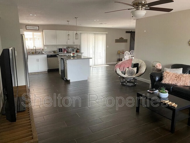 Photo - 1421 S Roberts Rd