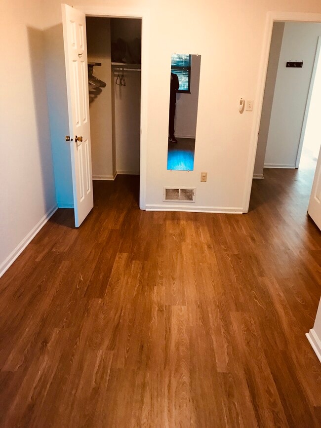 Building Photo - 5607 Elmer St Unit 105