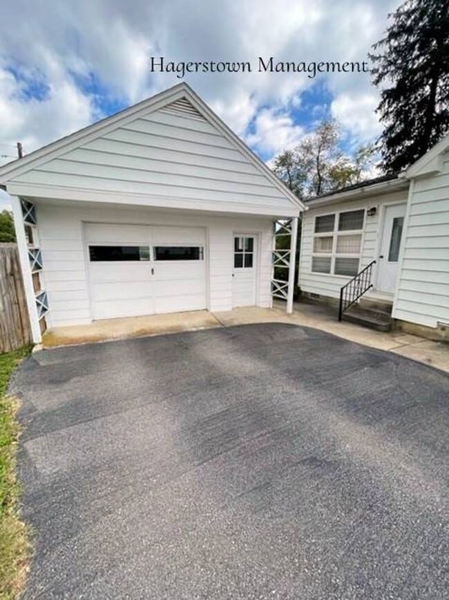 Photo - Charming Cape Cod in Halfway