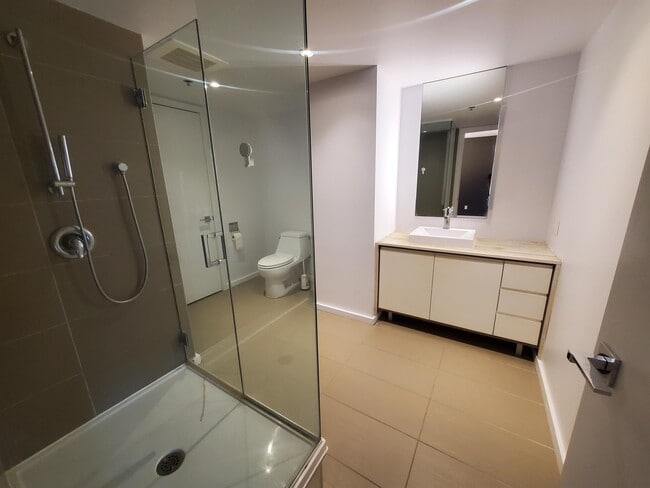 Building Photo - 350 Bd de Maisonneuve