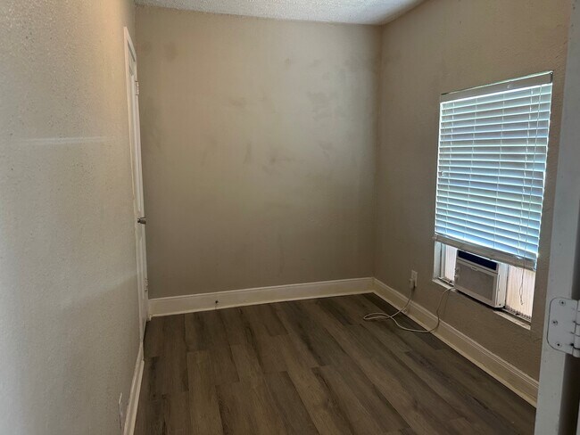 Photo - 1709 W 4th St
