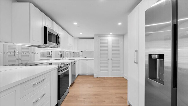 Photo - 555 NE 34th St Unidad 1405