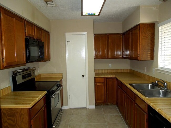 Photo - 6811 Renfro Dr