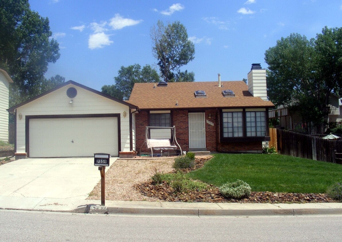 Beautiful 3 bedroom, tri-level home availa... - Beautiful 3 bedroom, tri-level home availa...