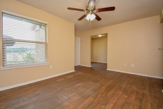 Photo - 1220 Heritage Dr