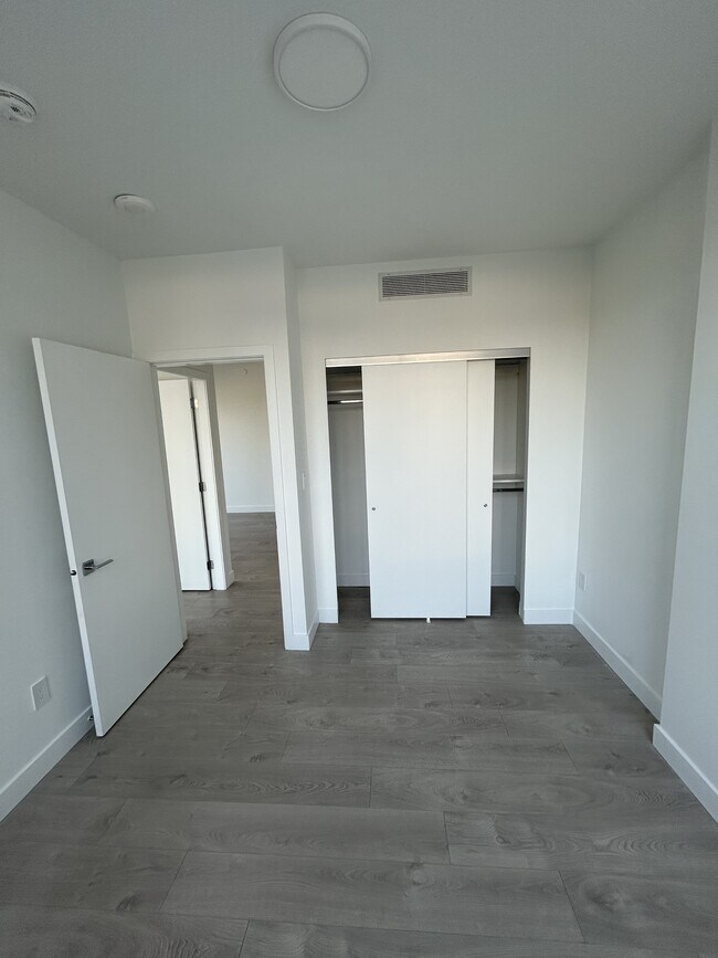 Photo - 901-901 Lougheed Hwy.