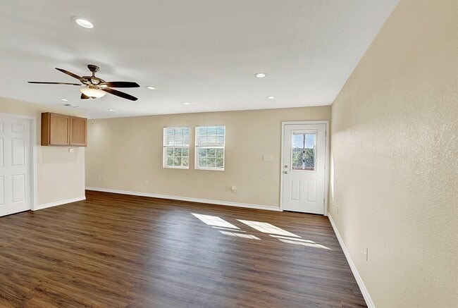 Photo - 207 Oakwood Loop