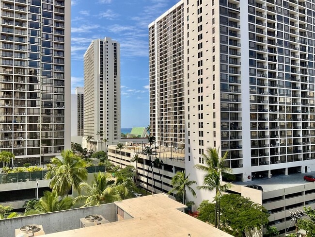 Building Photo - Renovated Studio, Great Amenities & Area