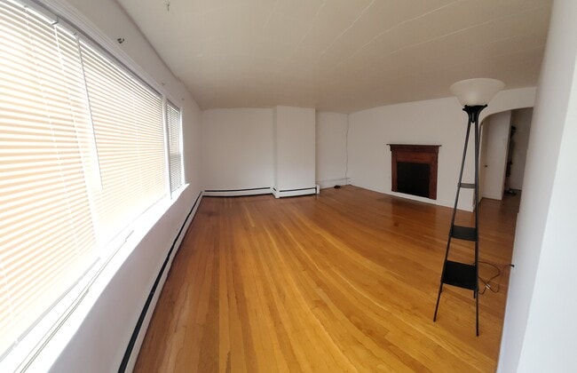 Livingroom - 618 Biggs Ave Unit 2A