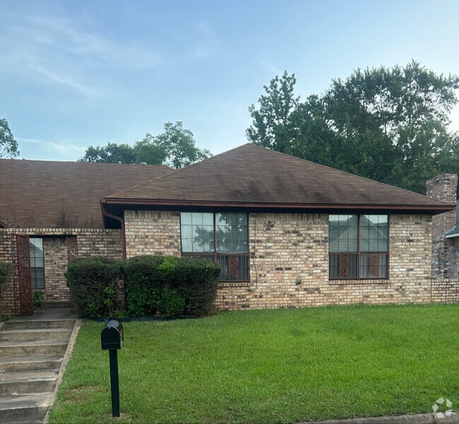 Building Photo - 310 Brookwood Dr Rental