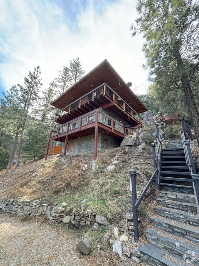 Building Photo - Unique Mountain Home!