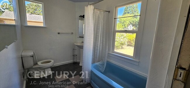 Photo - Minutes to Downtown Grants Pass