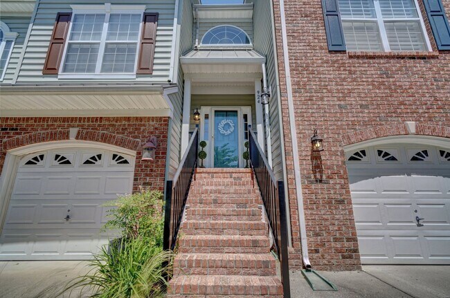 Photo - Available 10-21-24! Upgraded Tri-Level Tow...