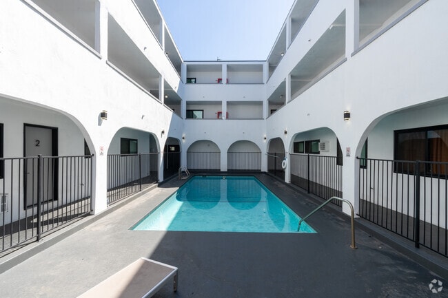 Photo - 6958 Woodman