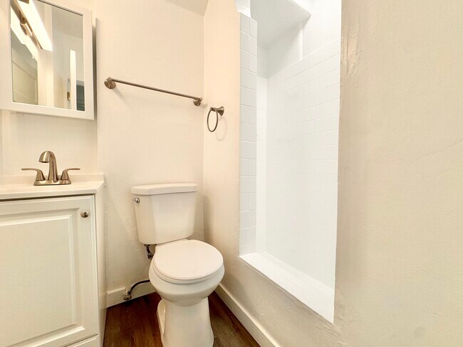 Photo - 1559 N Hill Ave Unit 12