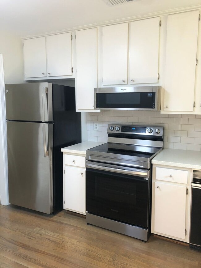 Photo - 2 Bed/2 Bath Condo located in Green Hills only minutes to Vandy and Easy Interstate Access, 1 Car...
