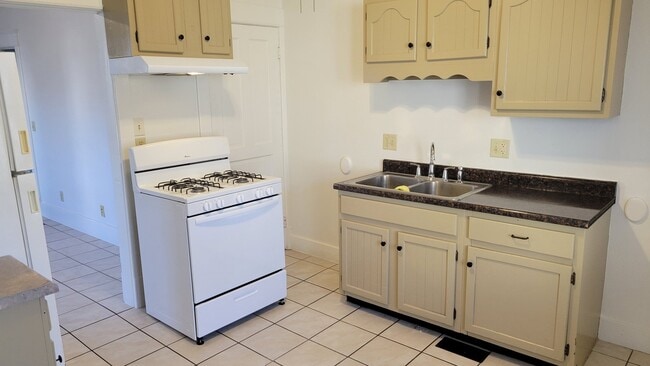 Photo - 317 E 5th St