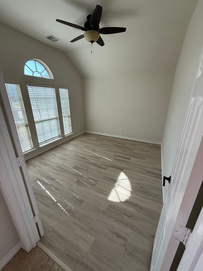 Photo - $1000.00 off 1st month Rent!! Spectacular ...