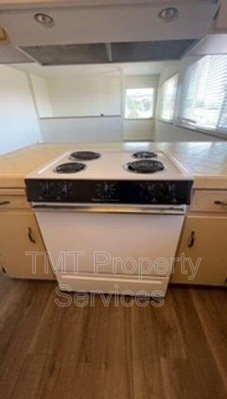 Photo - 2170 Seaview Ave