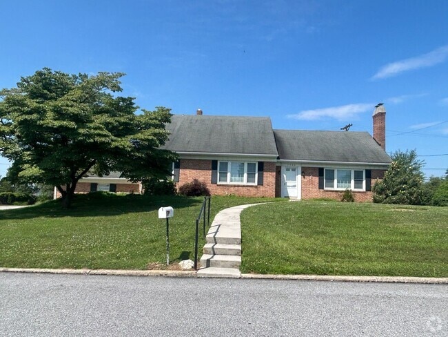 Building Photo - 1300 Chapel Dr Rental