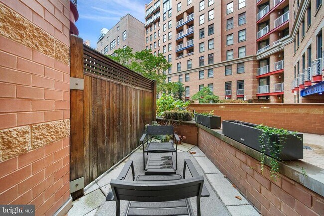 Photo - 616 E St NW Unidad 256