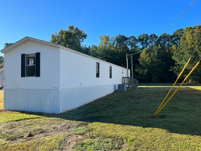 Building Photo - 3 bedroom 2 bath mobile home for rent
