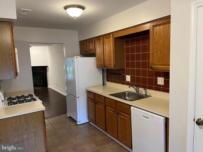 Photo - 32 Wyckwood Ct