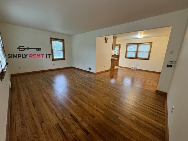 Photo - 4 Bedroom Near Campus with Hardwood Floors!