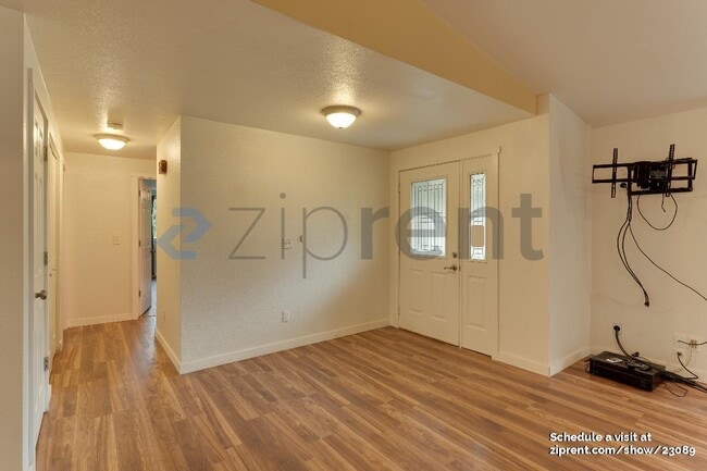 Photo - 234 W Jensen St