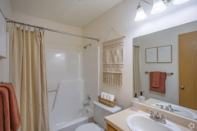 2BR, 2BA - 891SF - Primary Bathroom