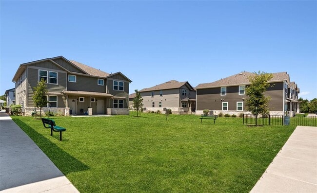 Building Photo - 705 Horseshoe Dr