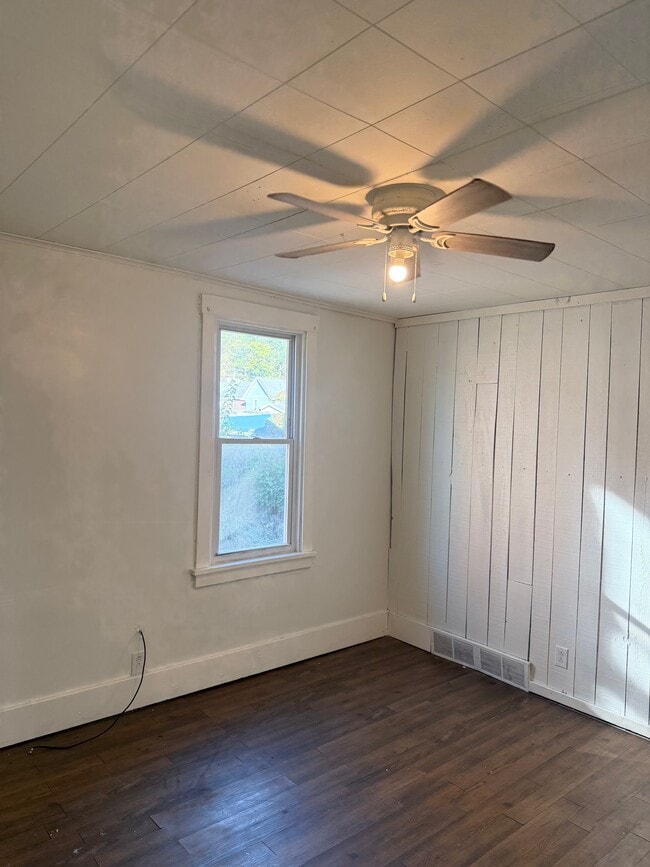 living room - 1305 Airbrake Ave Unit 1303
