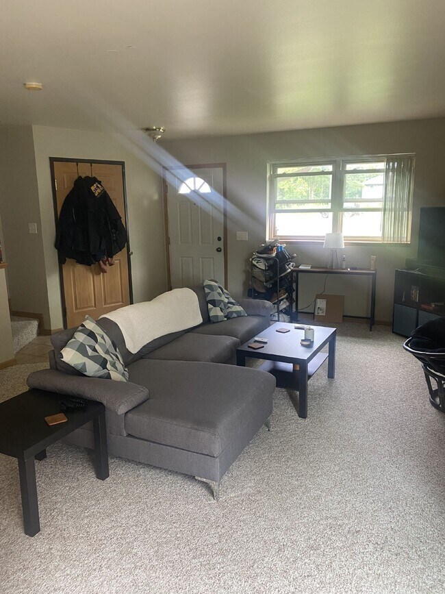 2 bed 1 bath right off of Water St. Availa... Unidad 3 Rental Eau Claire, WI