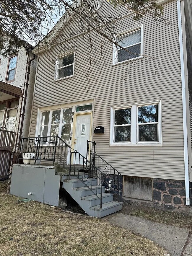Photo - 221 E 5th St