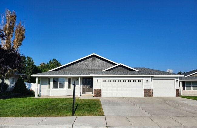 Building Photo - Spacious 3 bedroom/2 bath on Cul-de-Sac, 3... Rental