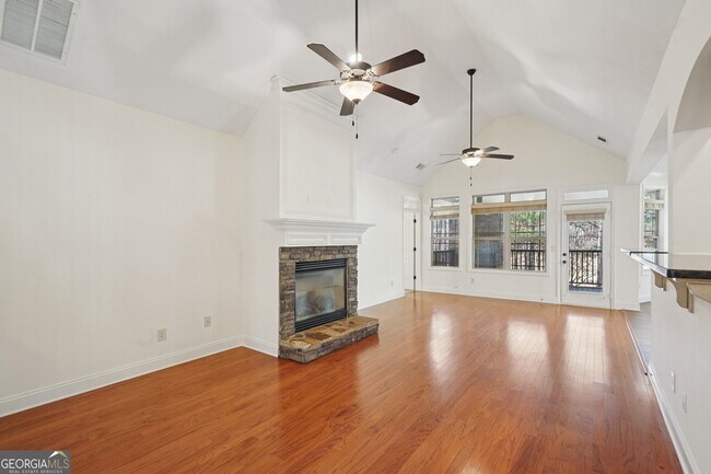 Photo - 160 Greenview Dr