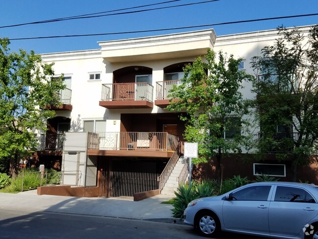 Building Photo - 6646 Sylmar Ave Unit Sylmar Ave #3 Rental