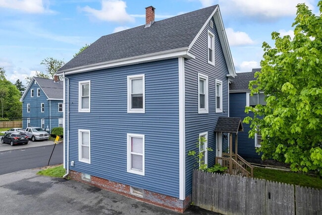 Spacious 2-Bedroom + Bonus Room in the Heart of Westbrook – $2,400/Month