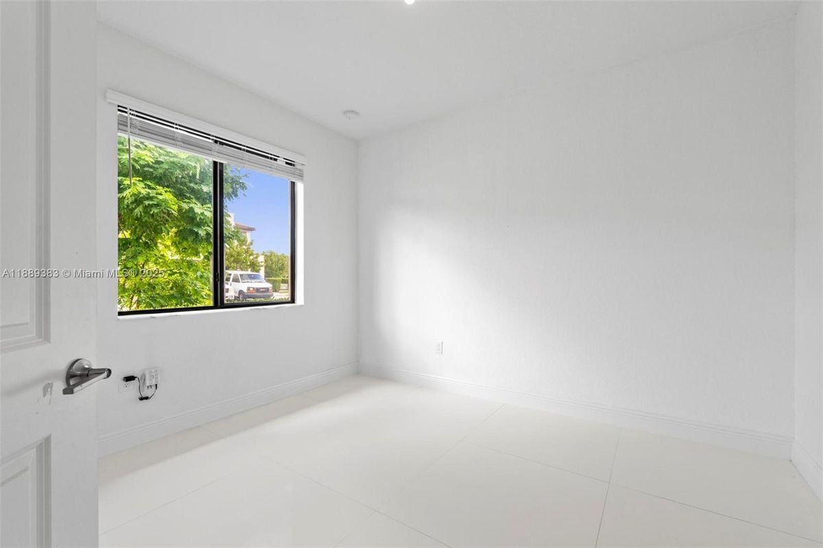 Photo - 20628 NE 7th Pl