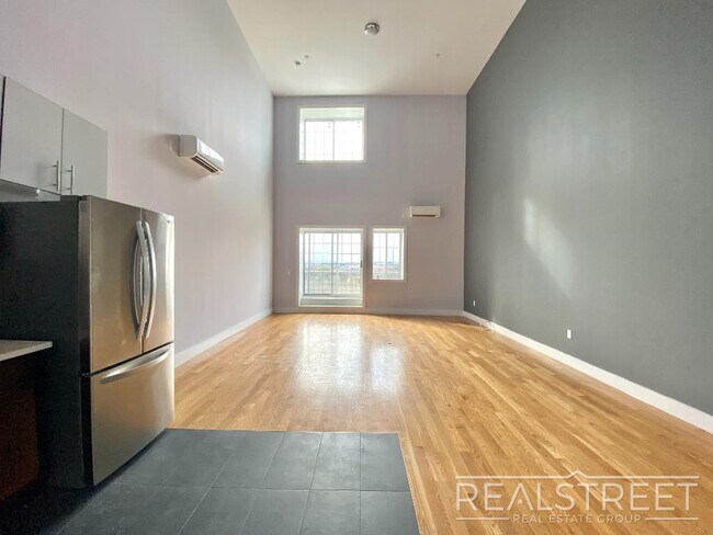 Photo - LUXURY PENTHOUSE 2 BR Loft WITH PRIVATE ROOF DECK in Queens! + 1 MONTH FREE! Unit PH3