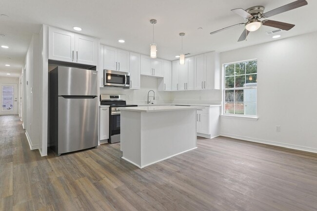 Photo - 957 Middle Ln