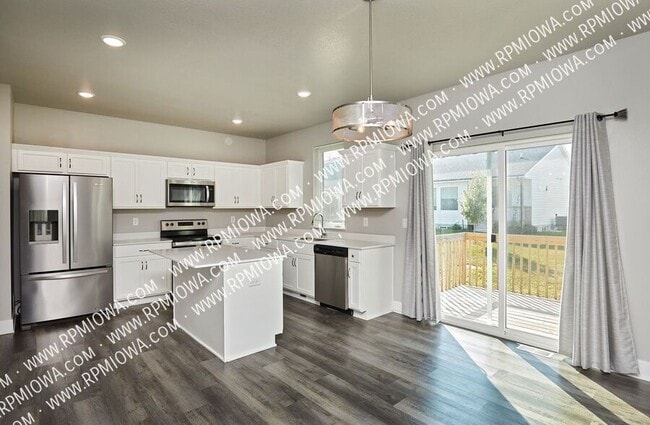 Photo - 670 SE Drumlin Dr