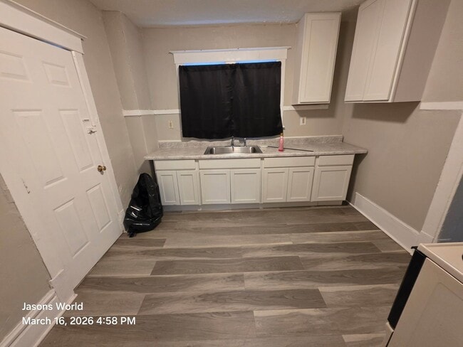 Building Photo - 2 bed 1 bath available