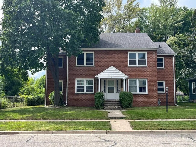 Building Photo - Spacious 1/BR Lower Level Unit- $799- Off ... Rental