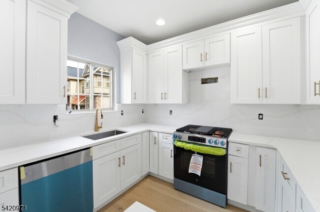 Photo - 704 Green Ln