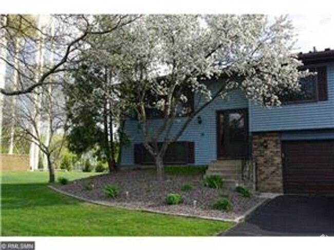 Building Photo - Low Maintenance Living - 3 Bedroom 2 Bathr... Rental