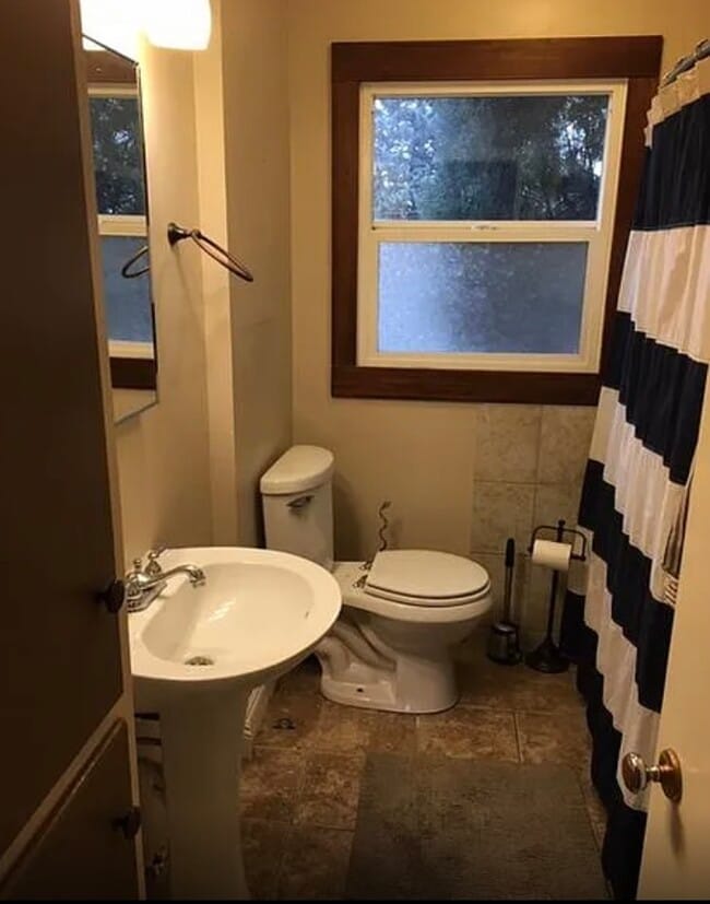 Baño de la planta superior - 95 Harvard St