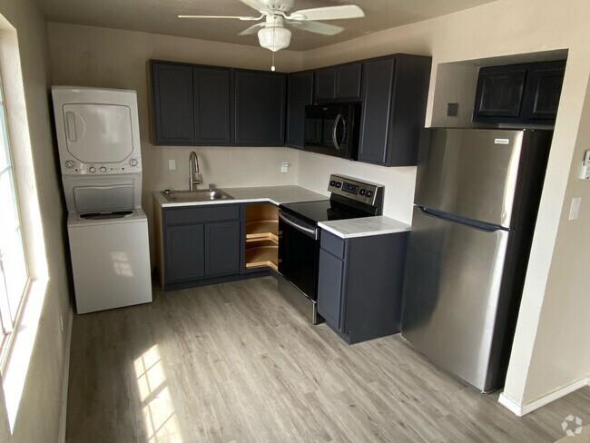 Building Photo - Ready to Move In - Two Bedrooms! Unit 2 Rental