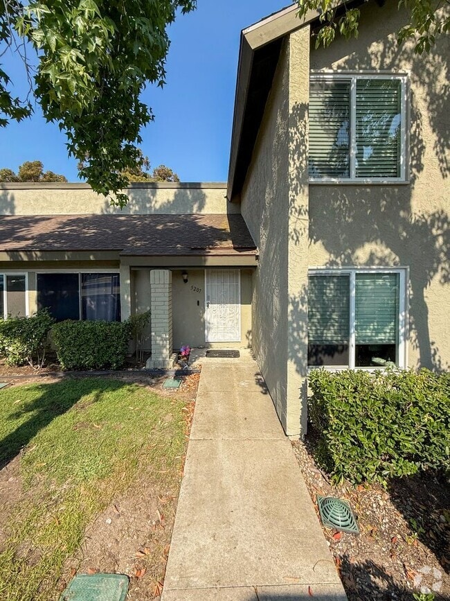 Building Photo - Renovated 3 Bedroom, 2 Bath Townhome with ...