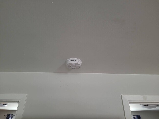 Building Photo - 7-127 Chem. Notre Dame de Lourdes Unit 7